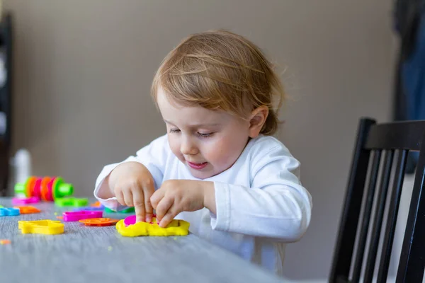 Glad Liten Unge Som Sitter Vid Bordet Och Leker Med — Stockfoto