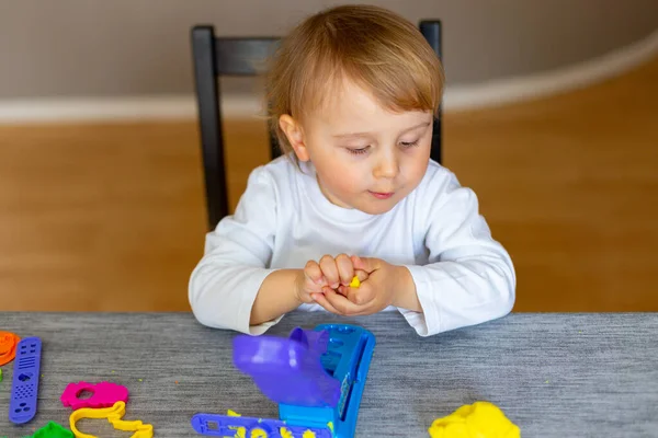 Söt Kaukasisk Blond Pojke Barn Leker Med Leksak Plasticine Handhjärnans — Stockfoto