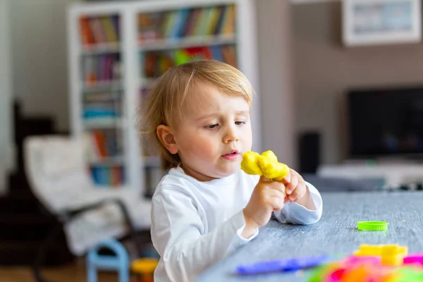 Glad Leende Liten Pojke Leker Med Färgglada Lera Ensam Barn — Stockfoto