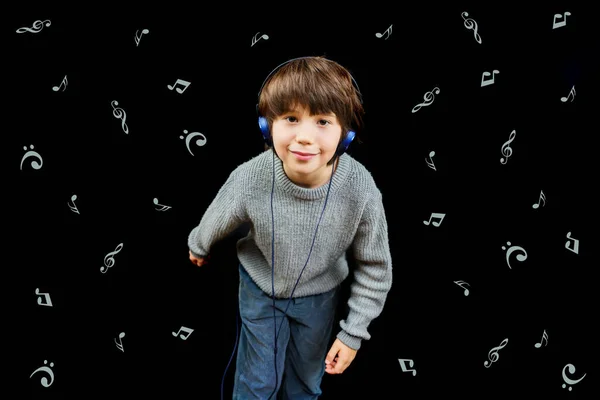 Niño Escuchando Música Reproductor Con Auriculares Sobre Fondo Negro Amante — Foto de Stock