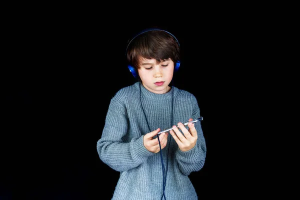 Niño Escuchando Música Reproductor Con Auriculares Sobre Fondo Negro Amante —  Fotos de Stock