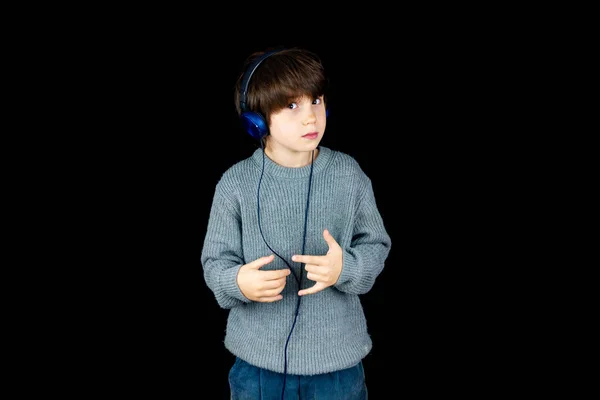 Niño Escuchando Música Reproductor Con Auriculares Sobre Fondo Negro Amante —  Fotos de Stock