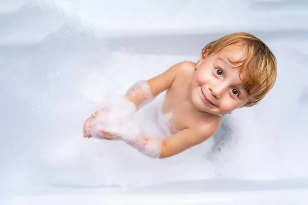 Söt Blond Liten Pojke Leker Med Tvål Genom Att Bada — Stockfoto