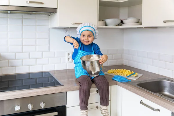 Imádnivaló Kisfiú Aki Almás Pitét Süt Otthon Konyhában Kötényt Toque — Stock Fotó