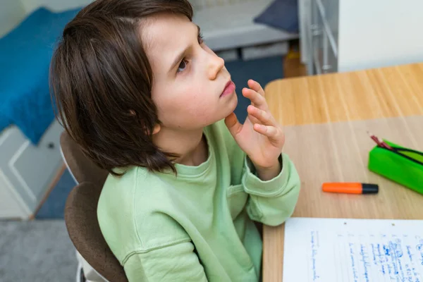 Ragazzo Che Compiti Casa Seduto Tavola Bambino Concentrato Che Pensa — Foto Stock