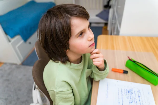 Ragazzo Che Compiti Casa Seduto Tavola Bambino Concentrato Che Pensa — Foto Stock