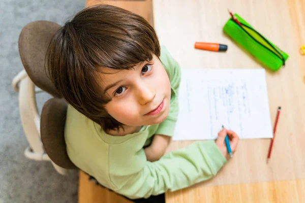 Ragazzo Che Compiti Casa Seduto Tavola Esercizi Concentrati Scrittura Infantile — Foto Stock