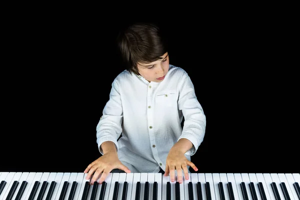 Retrato Adorable Joven Con Elegante Camisa Blanca Niño Concentrado Tocando —  Fotos de Stock