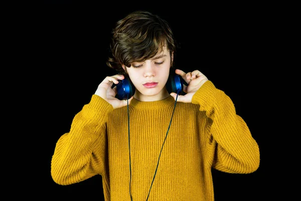 Captura Horizontal Adolescente Escuchando Música Favorita Través Auriculares Mirando Concentrado — Foto de Stock