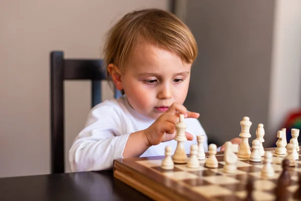 Questões De Xadrez. Crianças Espertas, Garotos E Meninas Desenvolvendo  Estratégia De Xadrez Jogando Jogo De Tabuleiro Sentados Jun Foto de Stock -  Imagem de macho, posto: 227147216