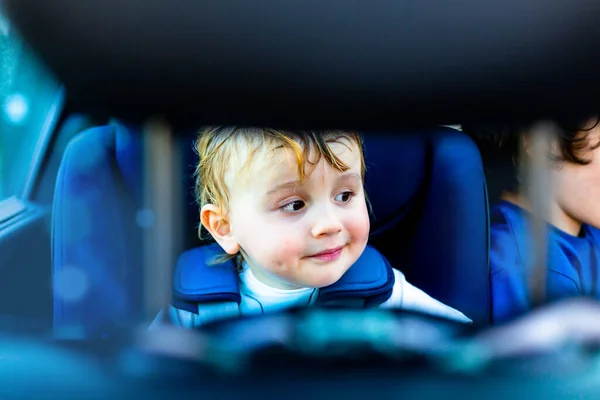 Aranyos Aranyos Mosolygós Kisfiú Kocsiban Biztonsági Ülésen Biztonsági Övvel Bekötött — Stock Fotó