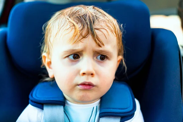 Крупный План Портрета Маленького Мальчика Сидящего Машине Безопасном Сидении Тоддлер — стоковое фото