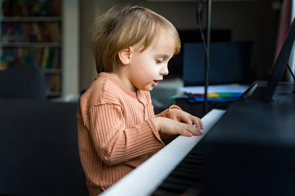 Cerca Retrato Adorable Niño Pequeño Niño Sonriente Tocando Piano Casa —  Fotos de Stock