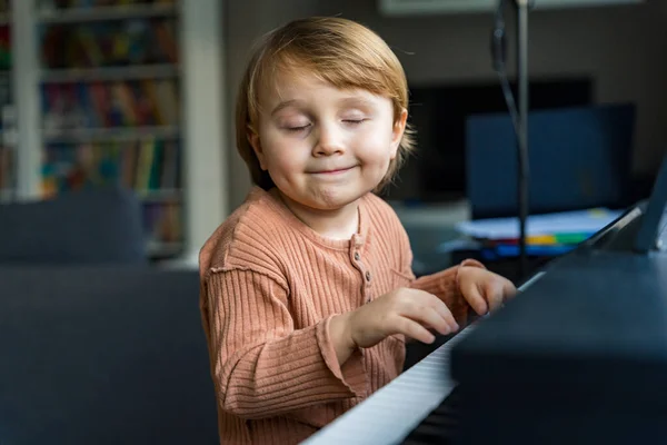 Cerca Retrato Adorable Niño Pequeño Niño Sonriente Tocando Piano Casa —  Fotos de Stock