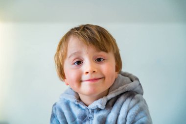 Savaş takan üç yaşındaki küçük bir çocuğun yakın portresi.