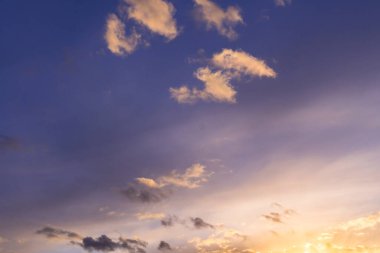 Güzel bulutlu gökyüzü sabah veya akşam parlıyor.