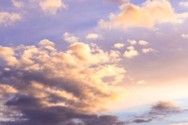 Güzel bulutlu, mor gökyüzü sabah veya akşam parlıyor.