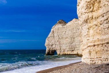 Etretat Aval uçurumu, kayalar ve doğal kemer simgesi ve mavi okyanus. Normandiya, Fransa, Avrupa.