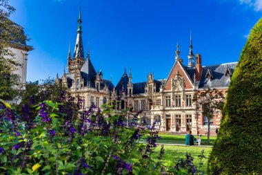 Fecamp, Fransa - 28 Ağustos 2020. Benedictine Palace Müzesi, Fecamp, Fransa 'nın kuzeyindeki Normandiya Bölgesi' ndeki Seine Denizcilik Bölümü. Neo-Gotik ve Neo-Rönesans Şatosu.