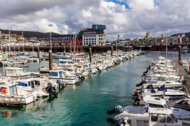 Fecamp, Normandiya, Fransa - 28 Ağustos 2020. Ana limandaki güzel panoramik manzara, yatlar, yelkenli balıklar. Albaster Sahili.