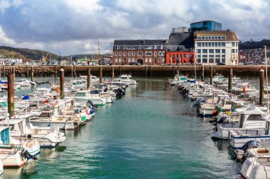 Fecamp, Normandiya, Fransa - 28 Ağustos 2020. Ana limandaki güzel panoramik manzara, yatlar, yelkenli balıklar. Albaster Sahili.