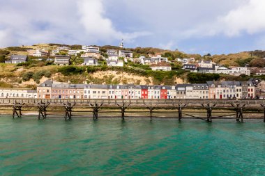 Renkli evlerin panoramik manzarası, bulutlu bir günde Manş Denizi. Fecamp, Normandiya, Fransa. Gök mavisi suyu. Tarih, geçmiş, dönüm noktası, gezmek, seyahat.