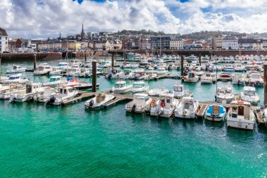 Fecamp, Normandiya, Fransa - 28 Ağustos 2020. Ana limandaki güzel panoramik manzara, yatlar, yelkenli balıklar. Albaster Sahili.