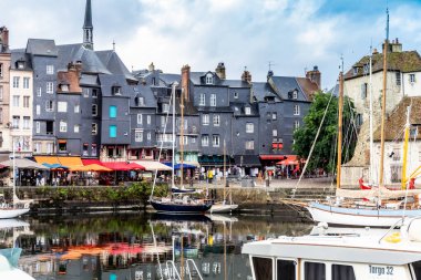 Honfleur, Normandiya / Fransa - 27 Ağustos 2020. Calvados, Normandiya, Fransa 'da dünya mirası. Honfleur 'un pitoresk limanının panoramik manzarası, yatlar ve suya yansıyan eski evler.