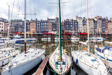 Honfleur, Normandiya / Fransa - 27 Ağustos 2020. Calvados, Normandiya, Fransa 'da dünya mirası. Honfleur 'un pitoresk limanının panoramik manzarası, yatlar ve suya yansıyan eski evler.