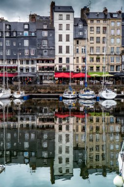 Honfleur, Normandiya / Fransa - 27 Ağustos 2020. Calvados, Normandiya, Fransa 'da dünya mirası. Honfleur 'un pitoresk limanının panoramik manzarası, yatlar ve suya yansıyan eski evler.