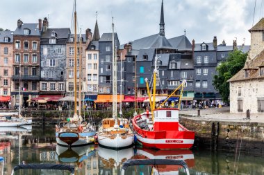 Honfleur, Normandiya / Fransa - 27 Ağustos 2020. Calvados, Normandiya, Fransa 'da dünya mirası. Honfleur 'un pitoresk limanının panoramik manzarası, yatlar ve suya yansıyan eski evler.