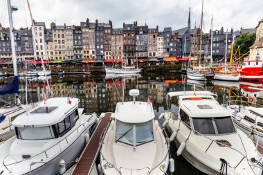 Honfleur, Normandiya / Fransa - 27 Ağustos 2020. Calvados, Normandiya, Fransa 'da dünya mirası. Honfleur 'un pitoresk limanının panoramik manzarası, yatlar ve suya yansıyan eski evler.