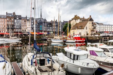 Honfleur, Normandiya / Fransa - 27 Ağustos 2020. Calvados, Normandiya, Fransa 'da dünya mirası. Honfleur 'un pitoresk limanının panoramik manzarası, yatlar ve suya yansıyan eski evler.