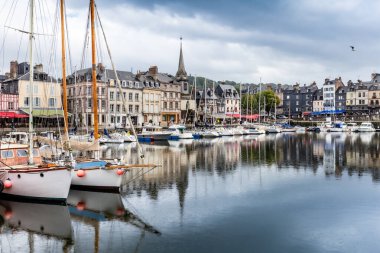 Honfleur, Normandiya / Fransa - 27 Ağustos 2020. Calvados, Normandiya, Fransa 'da dünya mirası. Honfleur 'un pitoresk limanının panoramik manzarası, yatlar ve suya yansıyan eski evler.