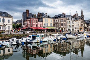 Honfleur, Normandiya / Fransa - 27 Ağustos 2020. Calvados, Normandiya, Fransa 'da dünya mirası. Honfleur 'un pitoresk limanının panoramik manzarası, yatlar ve suya yansıyan eski evler.