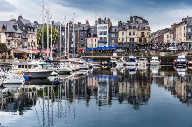 Honfleur, Normandiya / Fransa - 27 Ağustos 2020. Calvados, Normandiya, Fransa 'da dünya mirası. Honfleur 'un pitoresk limanının panoramik manzarası, yatlar ve suya yansıyan eski evler.