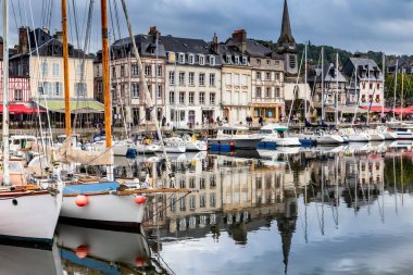 Honfleur, Normandiya / Fransa - 27 Ağustos 2020. Calvados, Normandiya, Fransa 'da dünya mirası. Honfleur 'un pitoresk limanının panoramik manzarası, yatlar ve suya yansıyan eski evler.