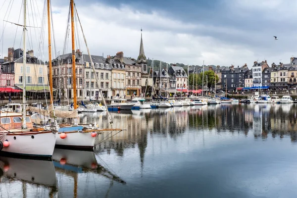 Honfleur, Normandiya / Fransa - 27 Ağustos 2020. Calvados, Normandiya, Fransa 'da dünya mirası. Honfleur 'un pitoresk limanının panoramik manzarası, yatlar ve suya yansıyan eski evler.