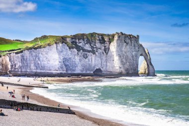 Etretat Aval uçurumu, kayalar ve doğal kemer simgesi ve mavi okyanus. Normandiya, Fransa, Avrupa. Güzel bir yaz manzarası.