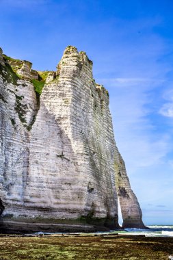 Etretat Aval uçurumu, kayalar ve doğal kemer simgesi ve mavi okyanus. Normandiya, Fransa, Avrupa. Güzel bir yaz manzarası.