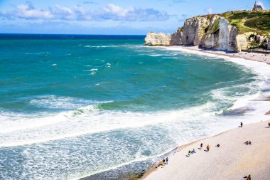 Etretat Aval uçurumu, kayalar ve doğal kemer simgesi ve mavi okyanus. Normandiya, Fransa, Avrupa. Güzel bir yaz manzarası.