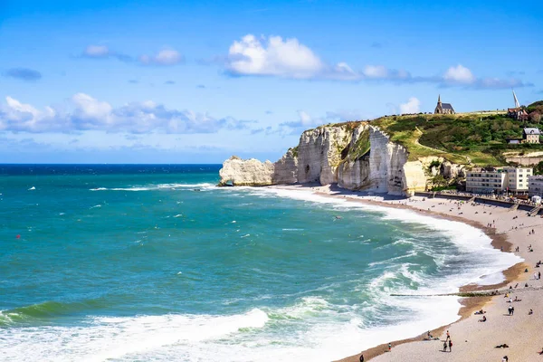 Etretat Aval uçurumu, kayalar ve doğal kemer simgesi ve mavi okyanus. Normandiya, Fransa, Avrupa. Güzel bir yaz manzarası.