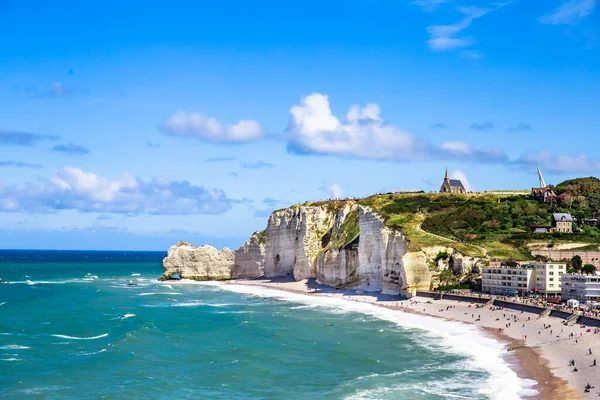 Etretat Aval uçurumu, kayalar ve doğal kemer simgesi ve mavi okyanus. Normandiya, Fransa, Avrupa. Güzel bir yaz manzarası.
