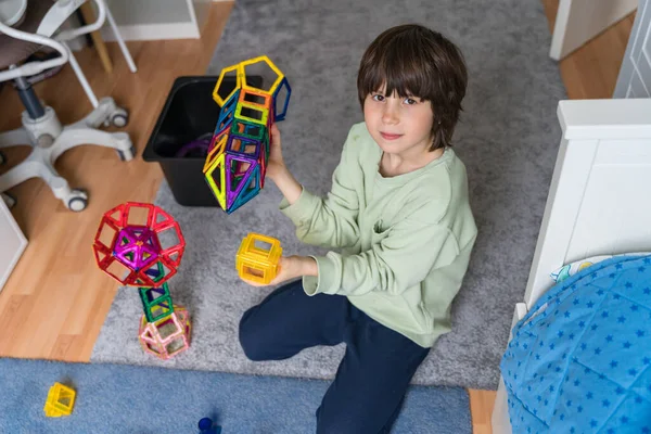 Barn Leker Med Magnetisk Konstruktör Ett Rum Pojken Bygger Raket — Stockfoto