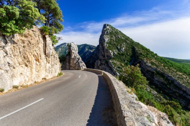 Fransız Alpleri 'ndeki Verdon Gorge Ulusal Parkı' nda kayalarla çevrili güzel dar bir yol..