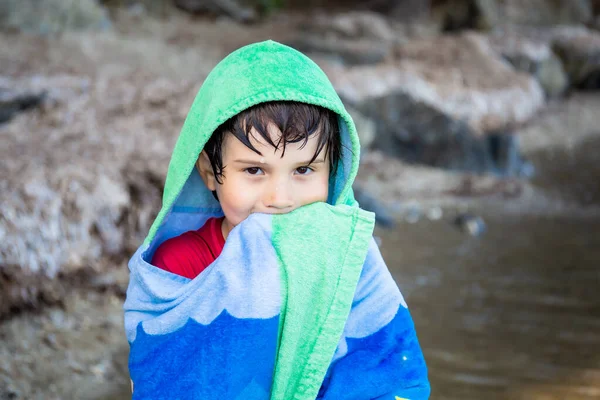 Αγόρι Τυλιγμένο Πετσέτα Αφού Κολύμπησε Στη Θάλασσα Καλοκαιρινές Διακοπές Στην — Φωτογραφία Αρχείου