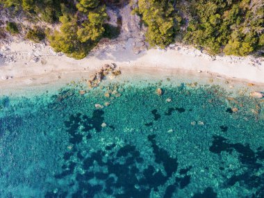 Fransa, Toulon 'daki Akdeniz kıyılarının insansız hava aracı görüntüsü. Gök mavisi suyla şeffaf deniz.
