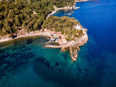 Fransa 'nın Toulon yakınlarındaki güzel kayalık pelerin üzerinde insansız hava aracı görüntüsü. Sahilde küçük bir köy.