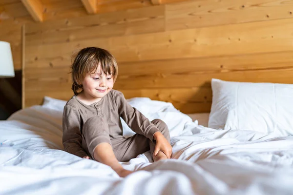 Niño Está Despertando Sentado Una Cama Sonriendo Feliz Niño Por — Foto de Stock