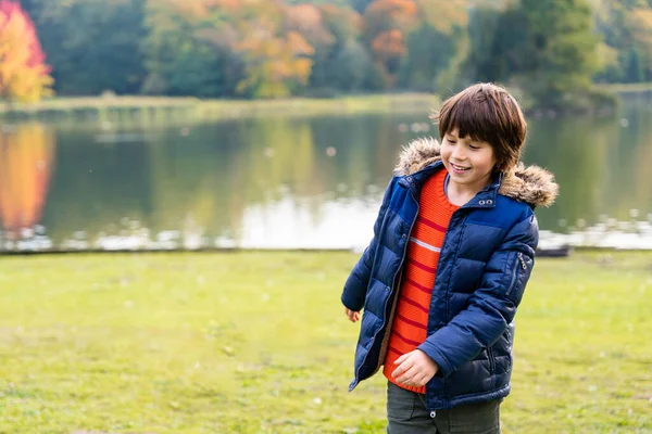 Νεαρό Αγόρι Απολαμβάνει Μια Βόλτα Στο Πάρκο Φθινόπωρο Κοντά Στην — Φωτογραφία Αρχείου
